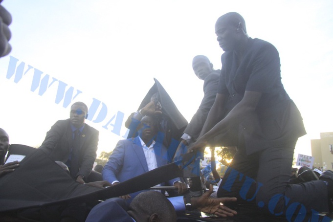 Jets de pierres à l’Ucad : Le président Macky Sall exfiltré par sa garde rapprochée, 5 étudiants arrêtés