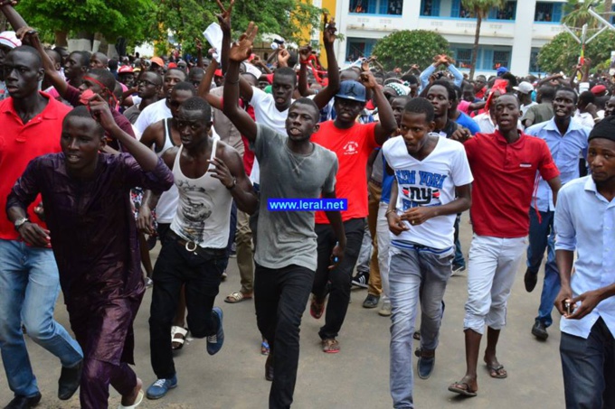 Jets de pierres à l’Ucad : Le président Macky Sall exfiltré par sa garde rapprochée, 5 étudiants arrêtés Jets de pierres à l’Ucad : Le président Macky Sall exfiltré par sa garde rapprochée, 5 étudiants arrêtés