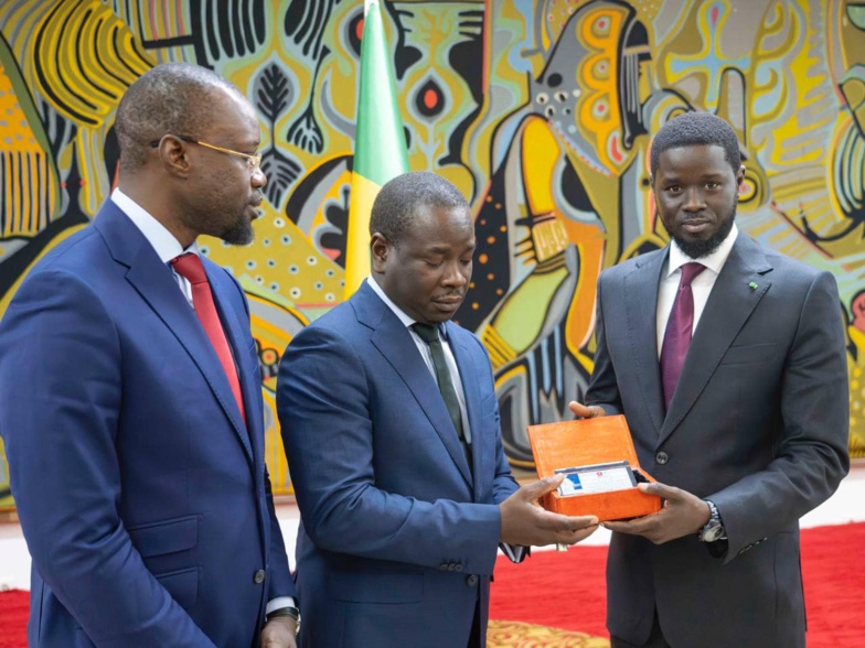 Champ pétrolier de Sangomar : un échantillon du premier brut remis au Président Champ pétrolier de Sangomar : un échantillon du premier brut remis au Président