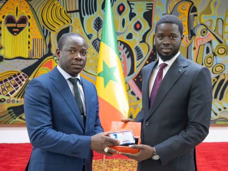 Champ pétrolier de Sangomar : un échantillon du premier brut remis au Président Champ pétrolier de Sangomar : un échantillon du premier brut remis au Président