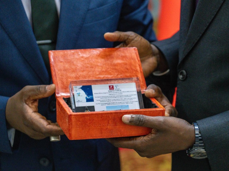 Champ pétrolier de Sangomar : un échantillon du premier brut remis au Président Champ pétrolier de Sangomar : un échantillon du premier brut remis au Président