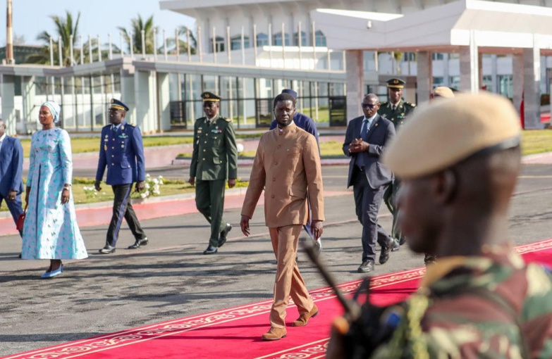Visite à Paris : Le président Bassirou Diomaye Faye a quitté Dakar ce matin Visite à Paris : Le président Bassirou Diomaye Faye a quitté Dakar ce matin