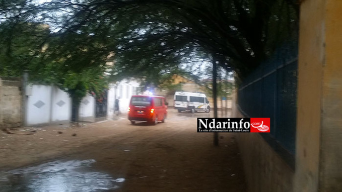 Les Sapeurs transportent le coprs. Crédit photo: Ndarinfo.com Les Sapeurs transportent le coprs. Crédit photo: Ndarinfo.com