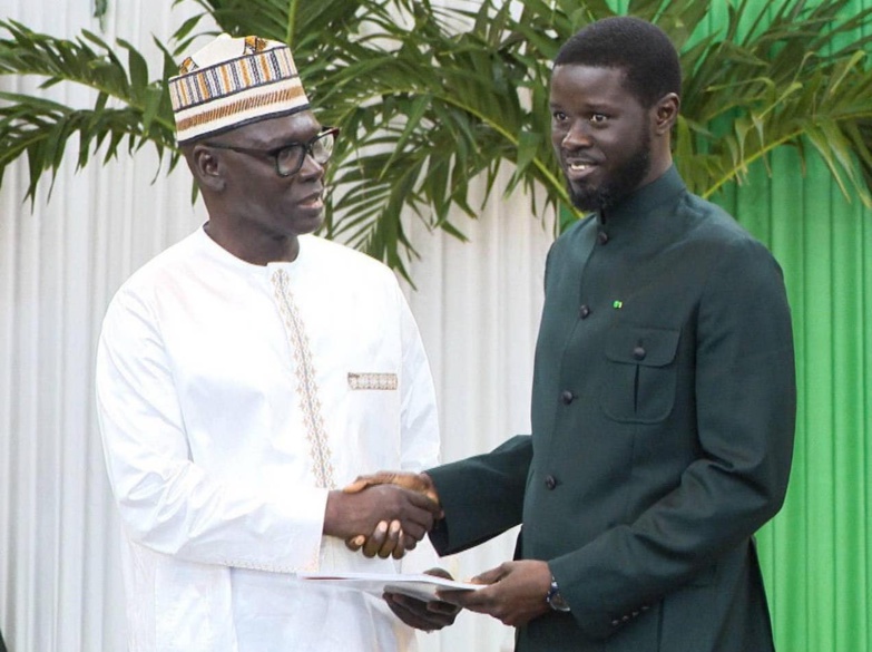 Assises de la justice : le PR a reçu le rapport final Assises de la justice : le PR a reçu le rapport final