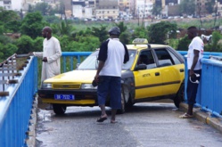 LE TAXIMAN, LA PASSERELLE ET LE PEUPLE SENEGALAIS