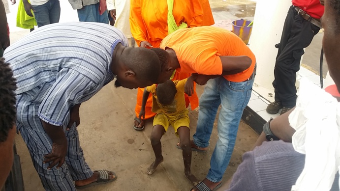 URGENT : un taxi heurte violemment un talibé, à côté du garage Bango URGENT : un taxi heurte violemment un talibé, à côté du garage Bango