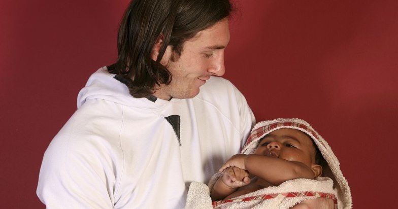 Football : la photo virale du bébé Lamine Yamal dans les bras de Messi Football : la photo virale du bébé Lamine Yamal dans les bras de Messi