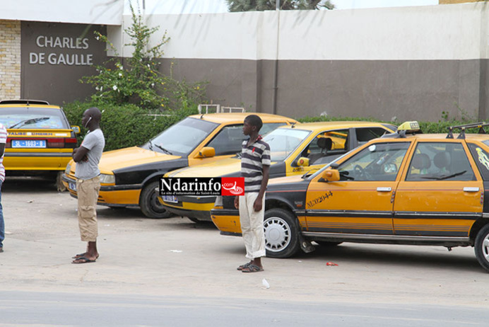 URGENT: le président des chauffeurs de taxi convoqué à la Police. Les taximen manifestent.