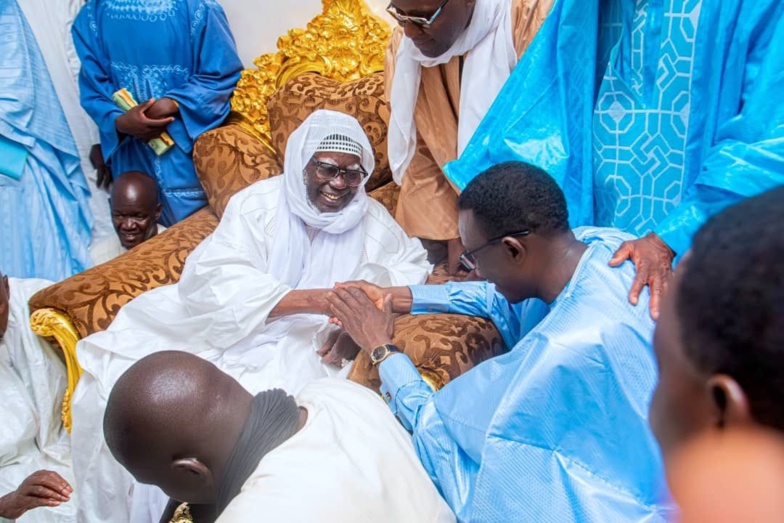 Touba : L’ancien PM Amadou BA reçu par Serigne Mountakha Touba : L’ancien PM Amadou BA reçu par Serigne Mountakha