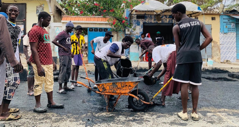 Journée de Nettoiement à Pikine Sor Daga : Une mobilisation exemplaire des Jeunes et des pensionnaires du Daara Serigne Mor Diop. Journée de Nettoiement à Pikine Sor Daga : Une mobilisation exemplaire des Jeunes et des pensionnaires du Daara Serigne Mor Diop.