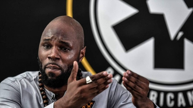 Les autorités nigériennes délivrent un passeport diplomatique à Kémi Seba Les autorités nigériennes délivrent un passeport diplomatique à Kémi Seba