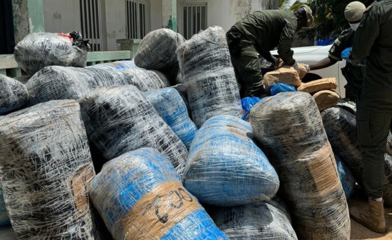Lutte contre le trafic de drogue : 845 kg de chanvre indien saisis au large de Djifère Lutte contre le trafic de drogue : 845 kg de chanvre indien saisis au large de Djifère