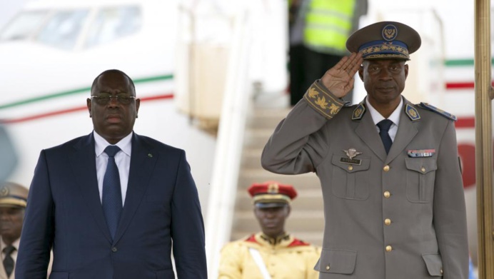 Le président sénégalais Macky Sall (gauche) et le chef des putschistes du Burkina Faso Gilbert Diendéré, le 18 septembre à Ouagadougou. Le président sénégalais Macky Sall (gauche) et le chef des putschistes du Burkina Faso Gilbert Diendéré, le 18 septembre à Ouagadougou.
