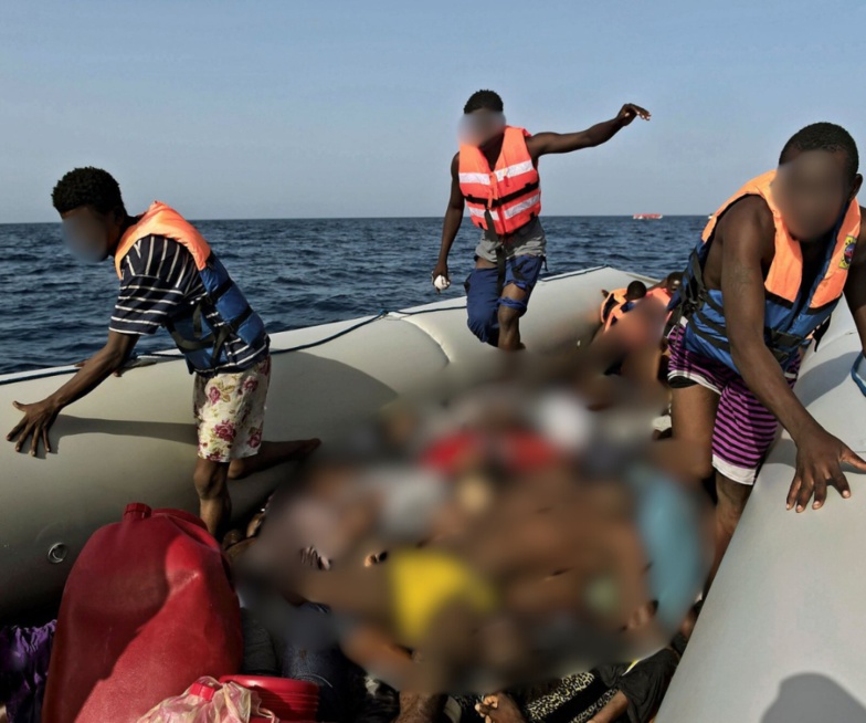 Pirogue remplie de corps de migrants sans vie : l’effroyable film de la récupération des 38 dépouilles Pirogue remplie de corps de migrants sans vie : l’effroyable film de la récupération des 38 dépouilles