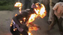 Un homme qui voulait s'immoler par le feu devant les grilles du palais sauvé de justesse Un homme qui voulait s'immoler par le feu devant les grilles du palais sauvé de justesse