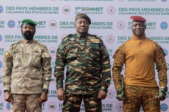 Mali, Burkina et Niger signent un accord avec l'agence spatiale russe pour obtenir des images satellites Mali, Burkina et Niger signent un accord avec l'agence spatiale russe pour obtenir des images satellites