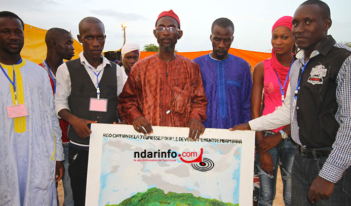 Un tabeau d'art remis à Ahmed Sène DIAGNE par les Jeunes de Mbambara