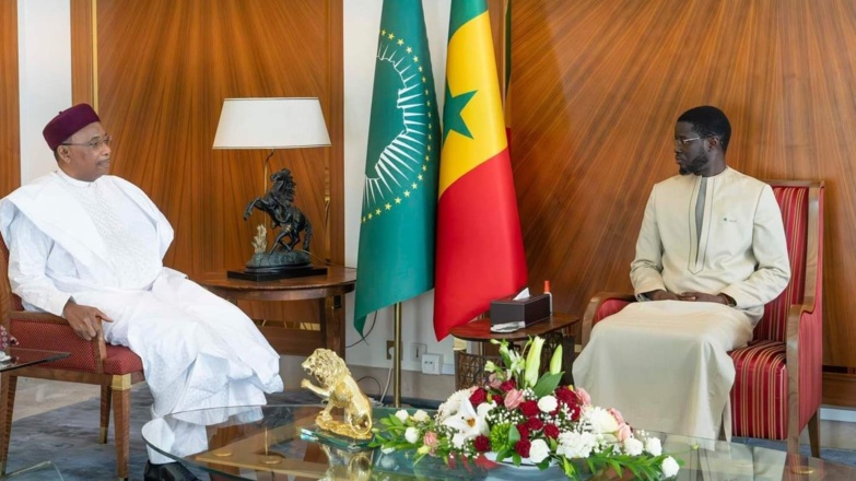 L’ancien président du Niger rencontre Bassirou Diomaye Faye L’ancien président du Niger rencontre Bassirou Diomaye Faye