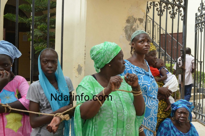 URGENT: des sinistrés de Goxu Mbacc se sont enchaînés devant la Mairie de Saint-Louis. URGENT: des sinistrés de Goxu Mbacc se sont enchaînés devant la Mairie de Saint-Louis.