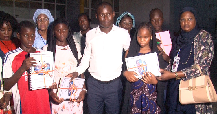 Appui scolaire : Wallu NDAR remet des kits scolaires à 250 apprenants vulnérables Appui scolaire : Wallu NDAR remet des kits scolaires à 250 apprenants vulnérables