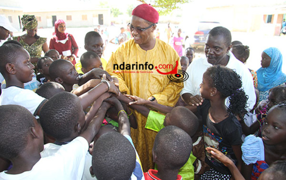 Le maire, avec les élèves de l'école de Makka Diama 1 Le maire, avec les élèves de l'école de Makka Diama 1