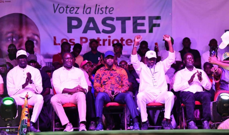 Ousmane Sonko aux jeunes de Mbour : « Nous ne vous laisserons pas prendre des pirogues pour quitter ce pays » Ousmane Sonko aux jeunes de Mbour : « Nous ne vous laisserons pas prendre des pirogues pour quitter ce pays »