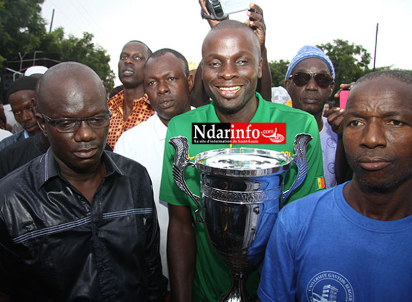 VIDÉO - Le Sacre de l’UGB accueilli triomphalement à FASS-NGOM. VIDÉO - Le Sacre de l’UGB accueilli triomphalement à FASS-NGOM.