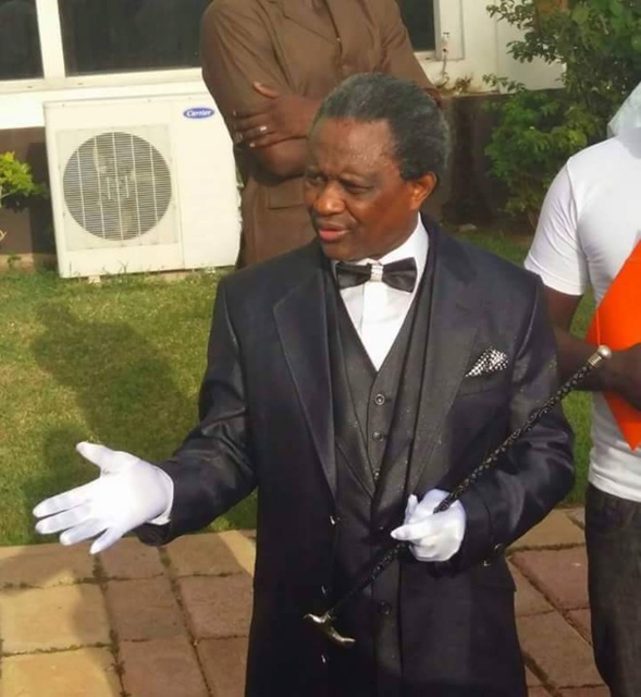 Ému par l'oeuvre de Cheikh Ahmadou Bamba: Serigne Modou Kara en larmes. Ému par l'oeuvre de Cheikh Ahmadou Bamba: Serigne Modou Kara en larmes.