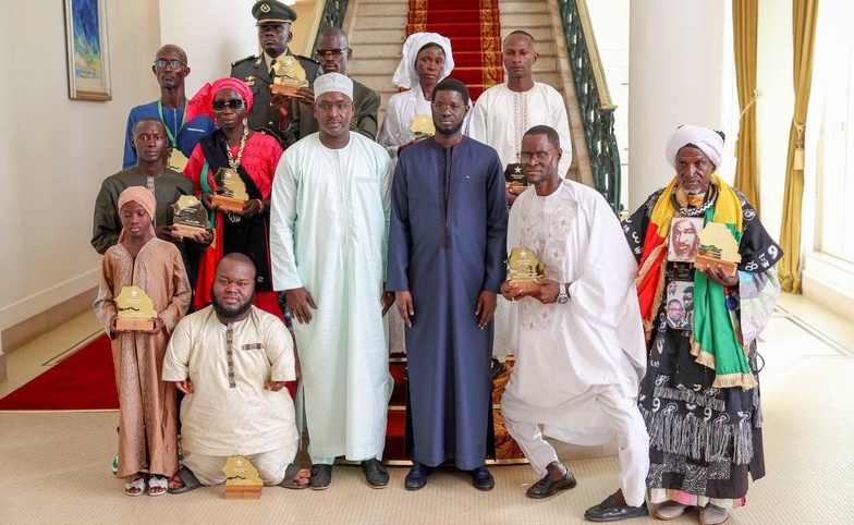 Palais : Diomaye honore 11 citoyens sentinelles de la propreté Palais : Diomaye honore 11 citoyens sentinelles de la propreté