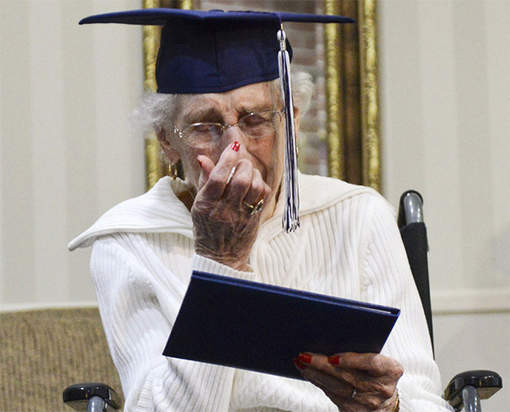 Les larmes de joie de Margaret, 97 ans, enfin diplômée. Les larmes de joie de Margaret, 97 ans, enfin diplômée.