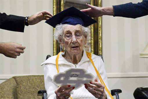 Les larmes de joie de Margaret, 97 ans, enfin diplômée. Les larmes de joie de Margaret, 97 ans, enfin diplômée.