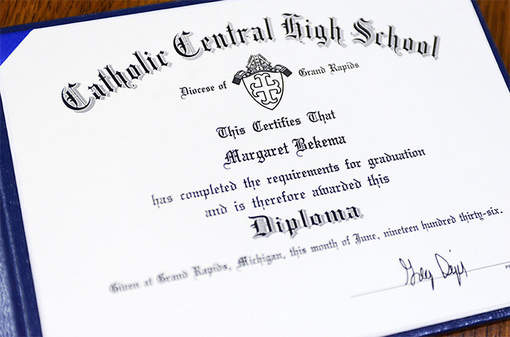 Les larmes de joie de Margaret, 97 ans, enfin diplômée.