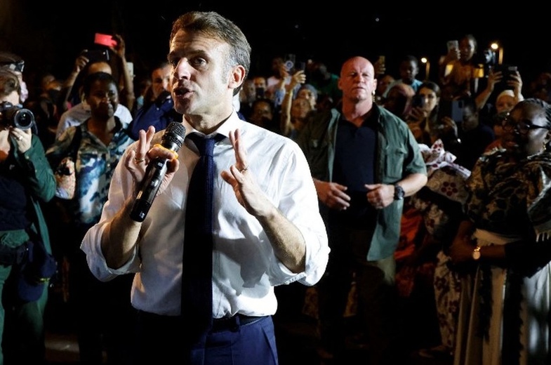 À Mayotte, Macron perd le contrôle :" Si ce n’était pas la France, vous seriez 10 000 fois plus dans la merde " À Mayotte, Macron perd le contrôle :" Si ce n’était pas la France, vous seriez 10 000 fois plus dans la merde "