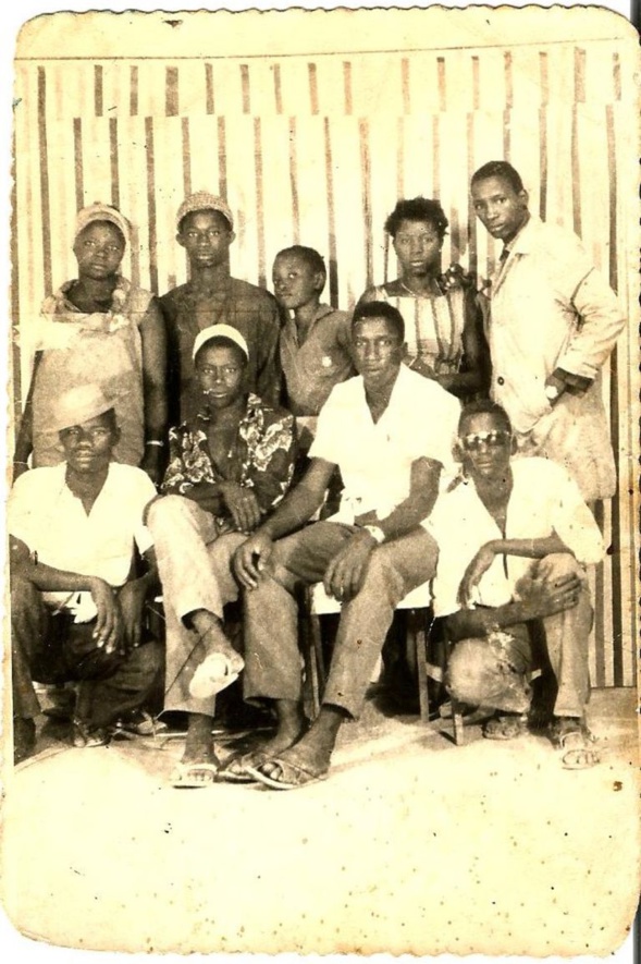 Les "pionniers" dans un studio photo Crédits : Courtesy of Ahmedou Touré