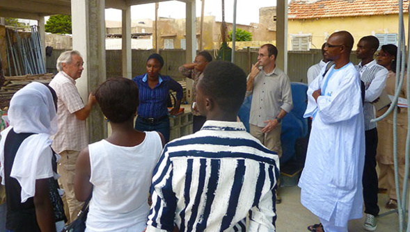 L'adjoint au maire Balla GUEYE, les représentantes de CCAK, du CRDS et des étudiants de l'UGB visitent de chantier.