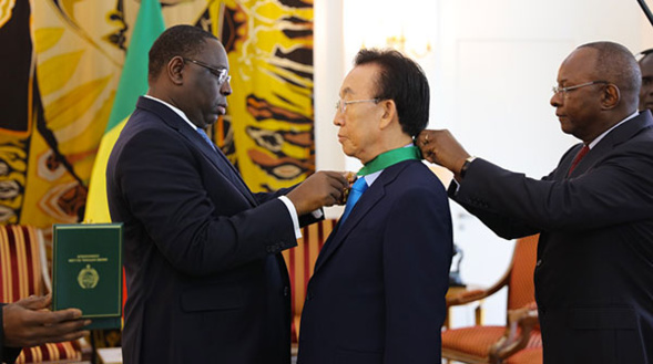 (Photos) Reçu, hier, au Palais, le Gouverneur Coréen Kwan-Yong KIM, sera à Saint-Louis, ce vendredi. (Photos) Reçu, hier, au Palais, le Gouverneur Coréen Kwan-Yong KIM, sera à Saint-Louis, ce vendredi.