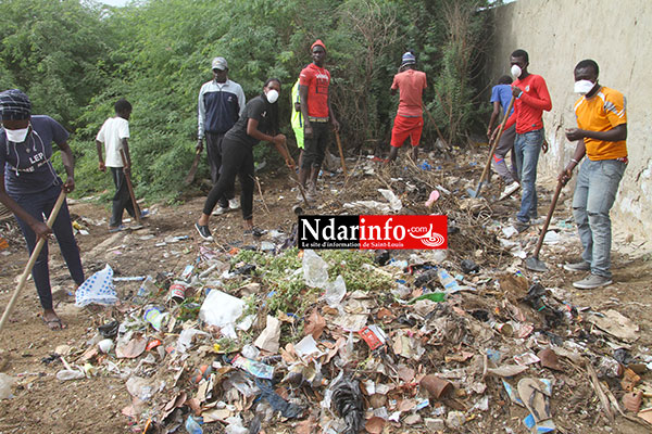 CITÉ NIAKH : ces splendides actions citoyennes de l’association NDAR TOOLOU BUUR. Regardez !