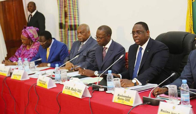 LE COMMUNIQUE DU CONSEIL DES MINISTRES ET LES NOMINATIONS DU 25 NOVEMBRE 2015 LE COMMUNIQUE DU CONSEIL DES MINISTRES ET LES NOMINATIONS DU 25 NOVEMBRE 2015
