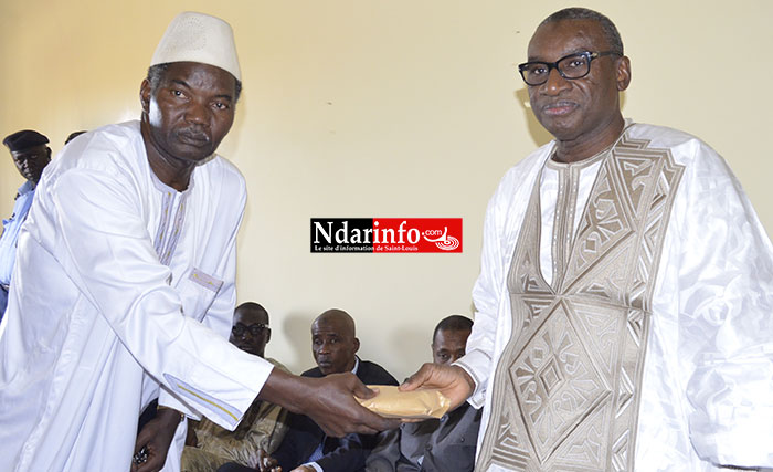 Le ministre Sidiki KABA remet l'enveloppe du PR à Monsieur NIANG, représentant de la famille. Le ministre Sidiki KABA remet l'enveloppe du PR à Monsieur NIANG, représentant de la famille.