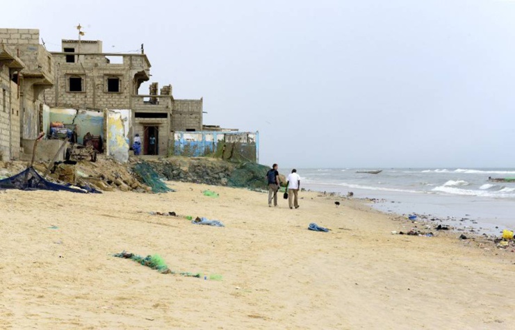 These houses in the Gokhou Mbathe district were abandoned because of the approaching sea. AFP PHOTO / SEYLLOU