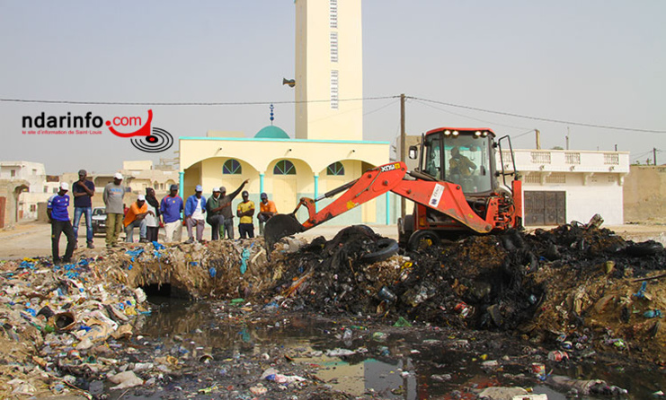 Libération de l’exutoire de 15 mètres bloqué par les ordures ménagères. Libération de l’exutoire de 15 mètres bloqué par les ordures ménagères.