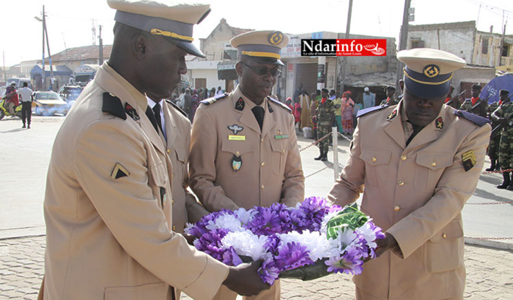 Le Gouverneur et le Commandant de la zone nord déposent une berge de fleurs aux Monuments aux Morts.