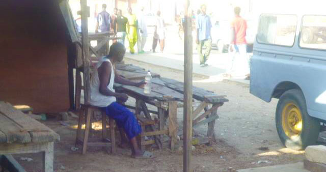 Moubarack dans son atelier, à coté de Range Rover qu'il avait transformé en corbillard Moubarack dans son atelier, à coté de Range Rover qu'il avait transformé en corbillard