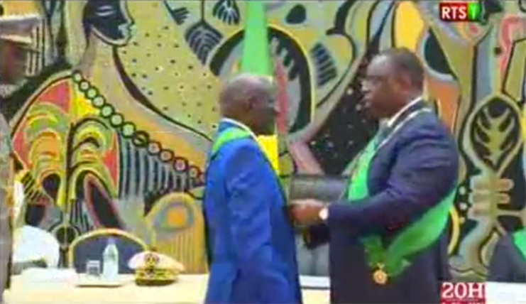 Golbert DIAGNE recevant son insigne des mains du Président de la République Golbert DIAGNE recevant son insigne des mains du Président de la République