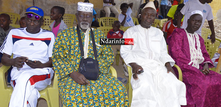 Samba GUEYE avec des icones du quartier dont Golbert DIAGNE Samba GUEYE avec des icones du quartier dont Golbert DIAGNE