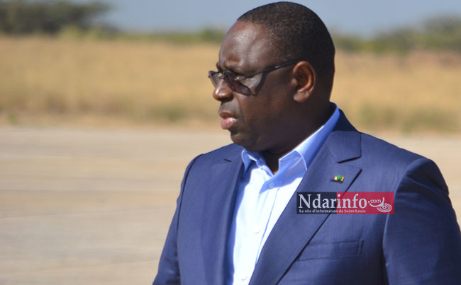 Macky SALL à l'aéroport de Saint-Louis, en février 2014. Crédit Photo: Ndarinfo.com