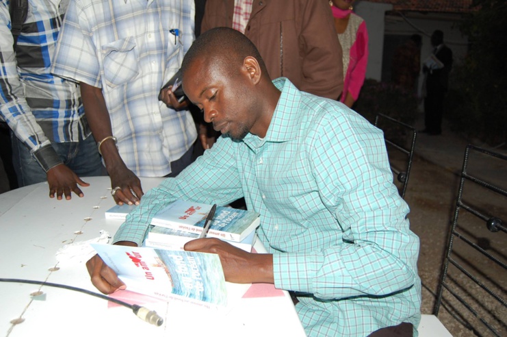 Samba Oumar Fall présente « Un amour au fond de l’océan » à Dakar, le mercredi 13 janvier 2016. Samba Oumar Fall présente « Un amour au fond de l’océan » à Dakar, le mercredi 13 janvier 2016.