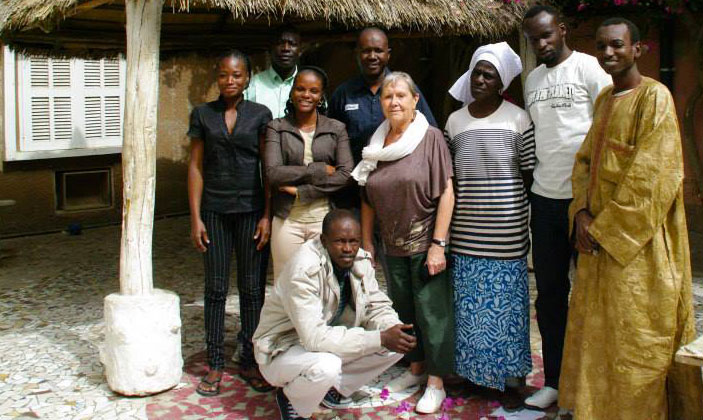 Claude Hallégot-Le Stum (Présidente de La Liane Bretagne-Afrique-9, entourée de l'équipe locale (directeur adjoint, éducateurs, cuisinière, infirmier, sociologue...)