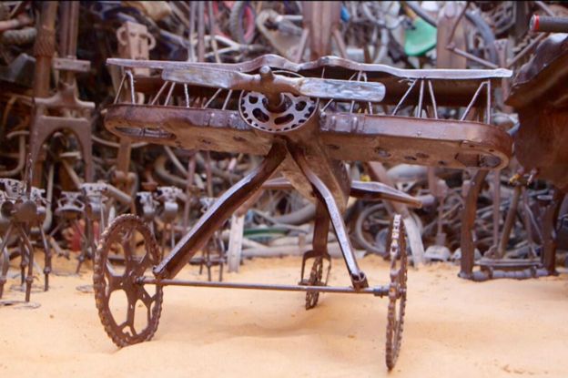 Saint-Louis: Meissa Fall "recycle" les vélos en oeuvre d'art. Saint-Louis: Meissa Fall "recycle" les vélos en oeuvre d'art.