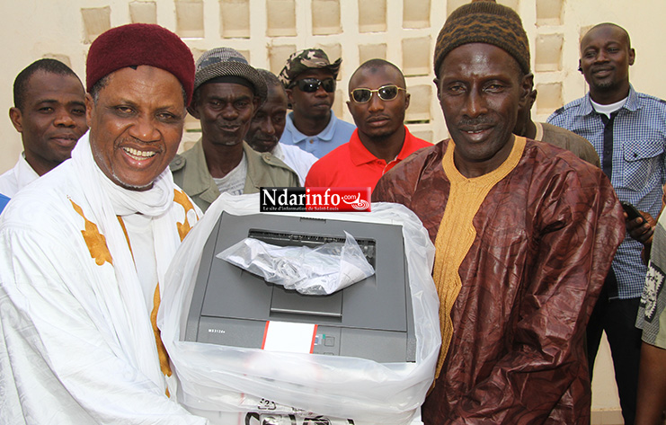 Le maire remet symboliquement une imprimante à Ameth GUEYE, représentant des principaux des Cem de DIAMA Le maire remet symboliquement une imprimante à Ameth GUEYE, représentant des principaux des Cem de DIAMA